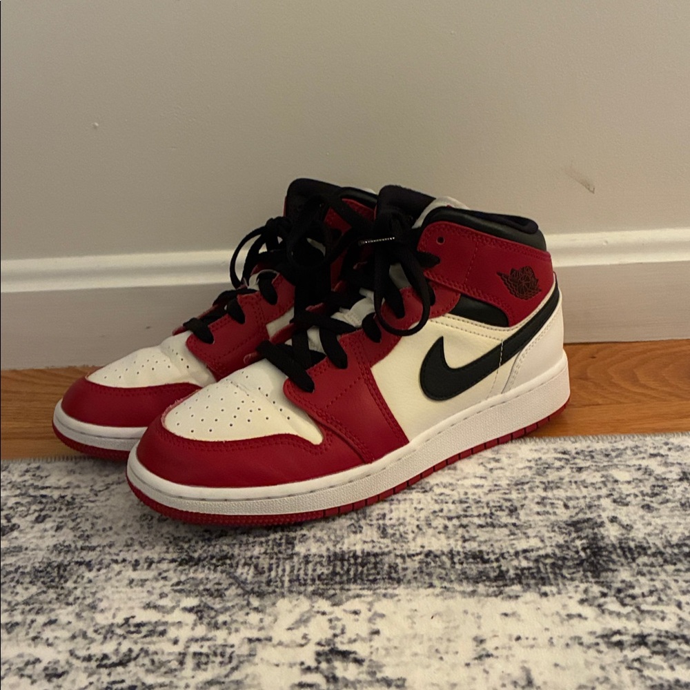 Jordan 1 retro mid Chicago (2020) size 5 youth - Picture 2 of 6